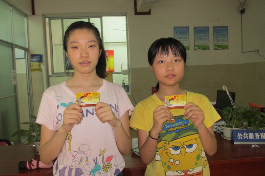 1517384728554206.jpg 六一儿童节为困境儿童发放书卡2.JPG