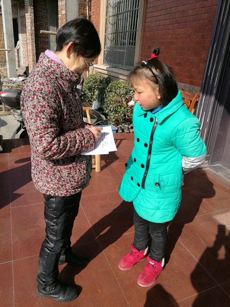 1517384988781414.jpg 我们的工作人员走访寄养家庭与寄养孩子谈话.jpg