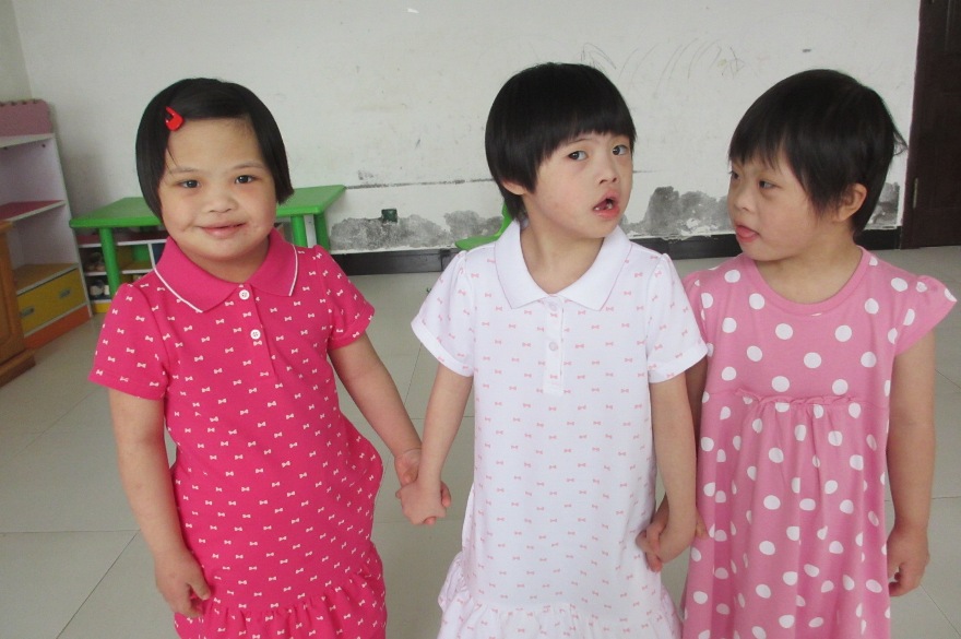 1517385231102656.jpg 上饶爱心家庭孩子六一节穿上裙子.JPG